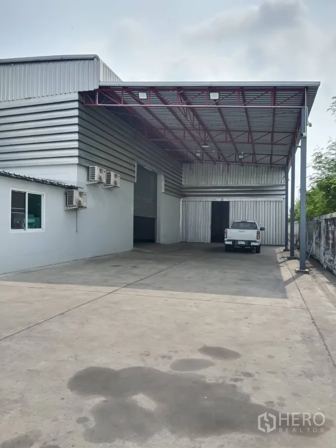 Warehouse for rent in Lat Krabang, Bangkok - Covered loading area with metal canopy, roller shutter and parking apron.