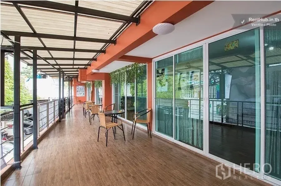 办公空间 出租在Khlong Toei, Bangkok - 带顶露台，摆放桌椅，滑动玻璃门面向绿景。
