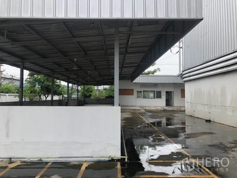Factory for rent in Phra Nakhon Si Ayutthaya - Covered outdoor canopy and parking area beside an ancillary building within the site.