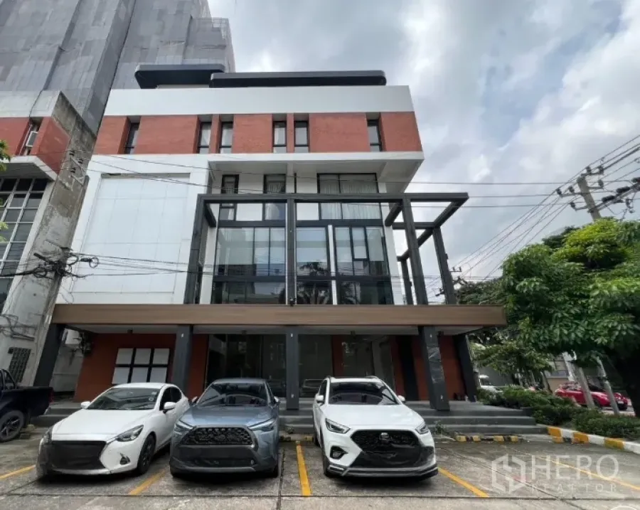 Retail Space for rent in Khlong Toei, Bangkok - Modern 4.5-storey retail building with glass facade and parking bays on Sukhumvit.