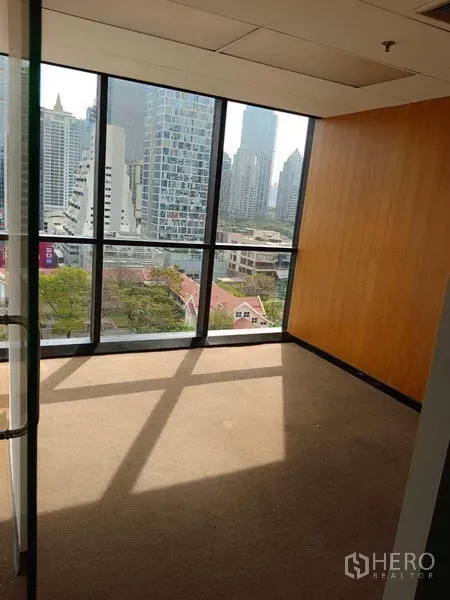 Office Space for rent in Pathum Wan, Bangkok - Corner office with floor-to-ceiling windows and Bangkok skyline view in Pathum Wan.