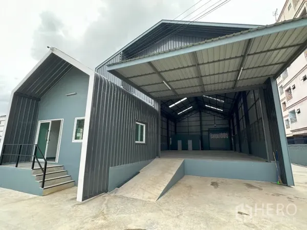 工厂 出租在Khlong Luang, Pathum Thani - 装卸平台与坡道特写，旁为带台阶的办公室入口。