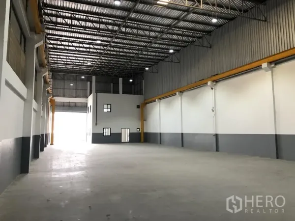 Factory for rent or sale in Bang Phli, Samut Prakan - Open factory space facing the front roller door with a mezzanine-style office block at the rear.