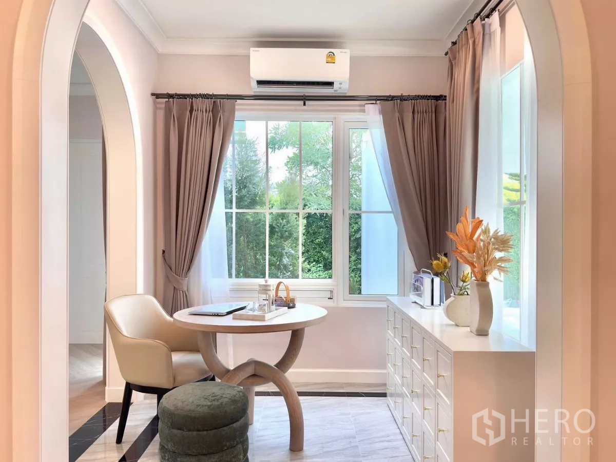 Detached House for rent in Bang Phli, Samut Prakan - Bright study nook with round table, large windows and arched entry.