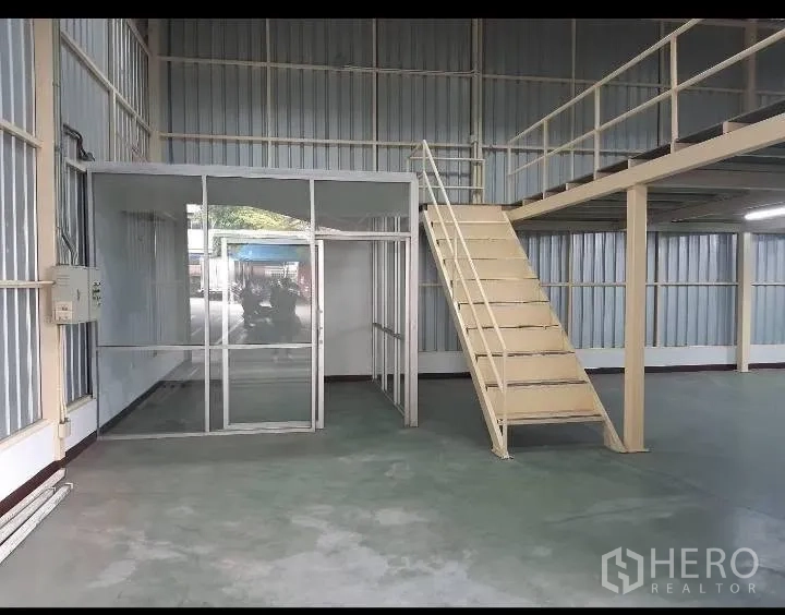 仓库 for rent in Bang Kho Laem, Bangkok - 仓库内部设玻璃隔断办公间与通往夹层的金属楼梯。