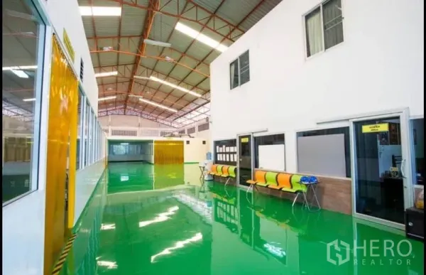 โรงงาน ขายในChon Buri - ฮอลล์การผลิตเพดานสูง พื้นอีพ็อกซีสีเขียว และโครงหลังคาเหล็ก