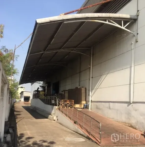 Warehouse for rent in Bang Phli, Samut Prakan - Covered loading dock with ramp beside the warehouse for easy truck access.