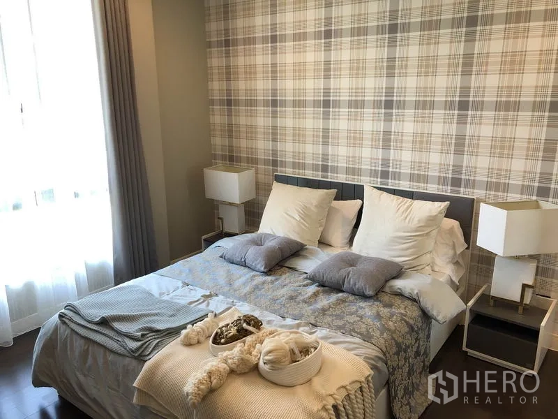 Detached House for rent in Bang Kapi, Bangkok - Cozy bedroom featuring a plaid accent wall, double bed and soft natural light.
