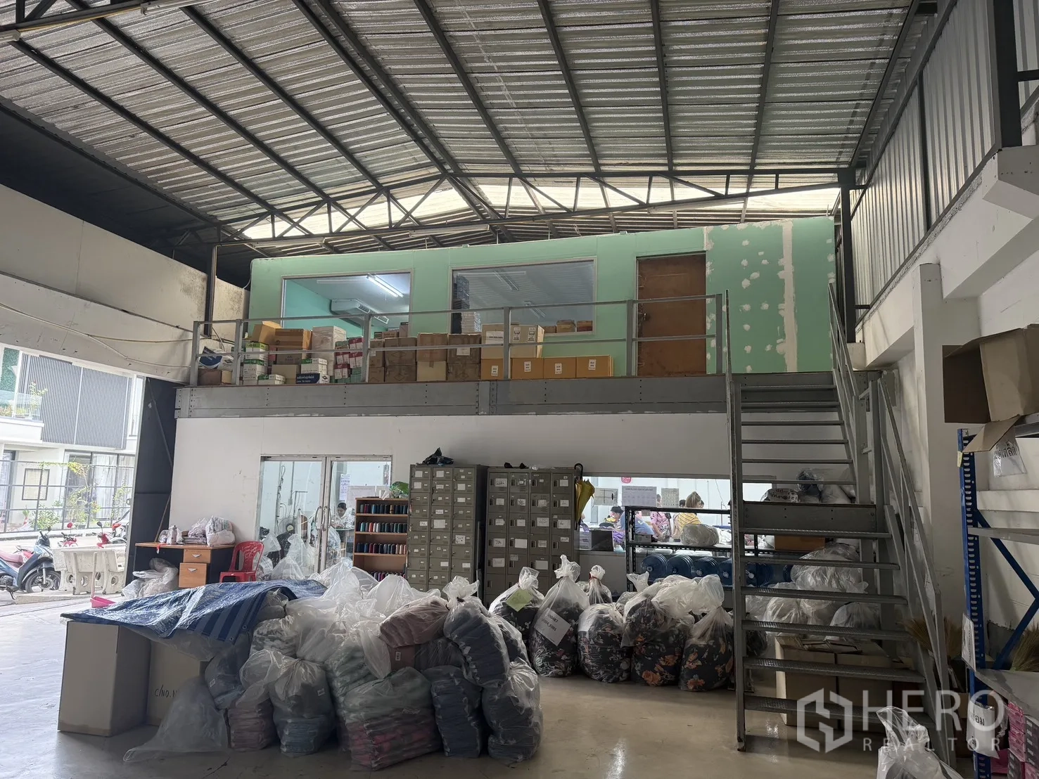 仓库 for rent in Suan Luang, Bangkok - 夹层房位于开放式工作区上方，配金属楼梯与储物箱。