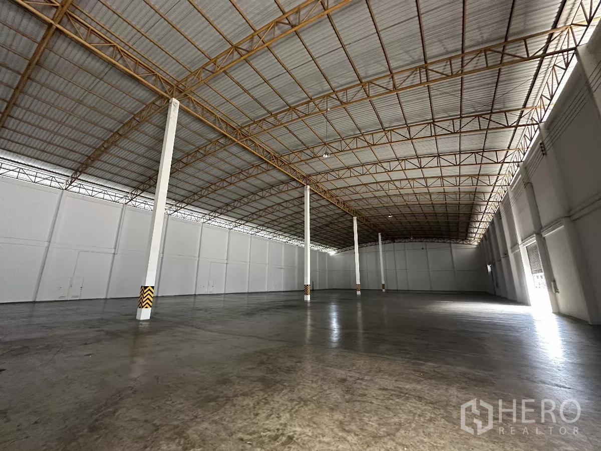 Warehouse for rent in Phra Nakhon Si Ayutthaya - Open-plan storage area with tall columns, clear-span trusses, and smooth heavy-duty floor.