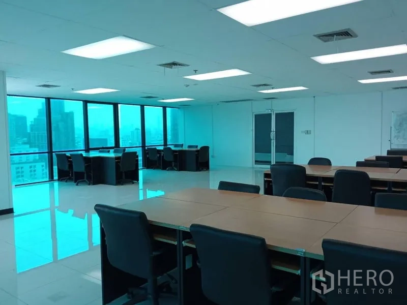 办公空间 出租在Huai Khwang, Bangkok - 开放式办公室，落地窗与城市景观，抛光地砖与LED照明，位于曼谷辉煌区。