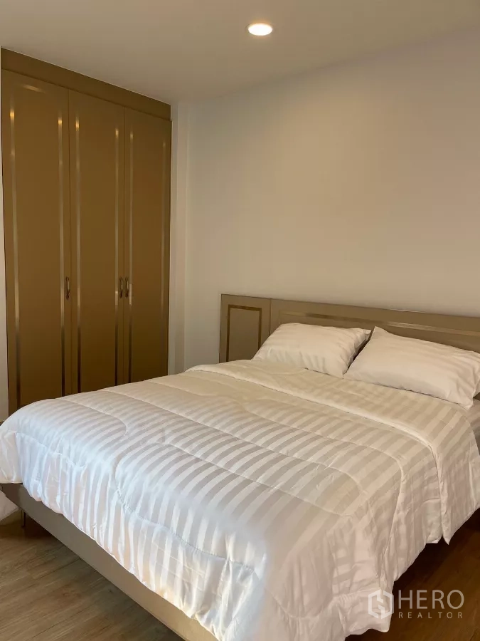 Detached House for rent in Bang Phli, Samut Prakan - Bright bedroom with white bedding and tall wardrobe.
