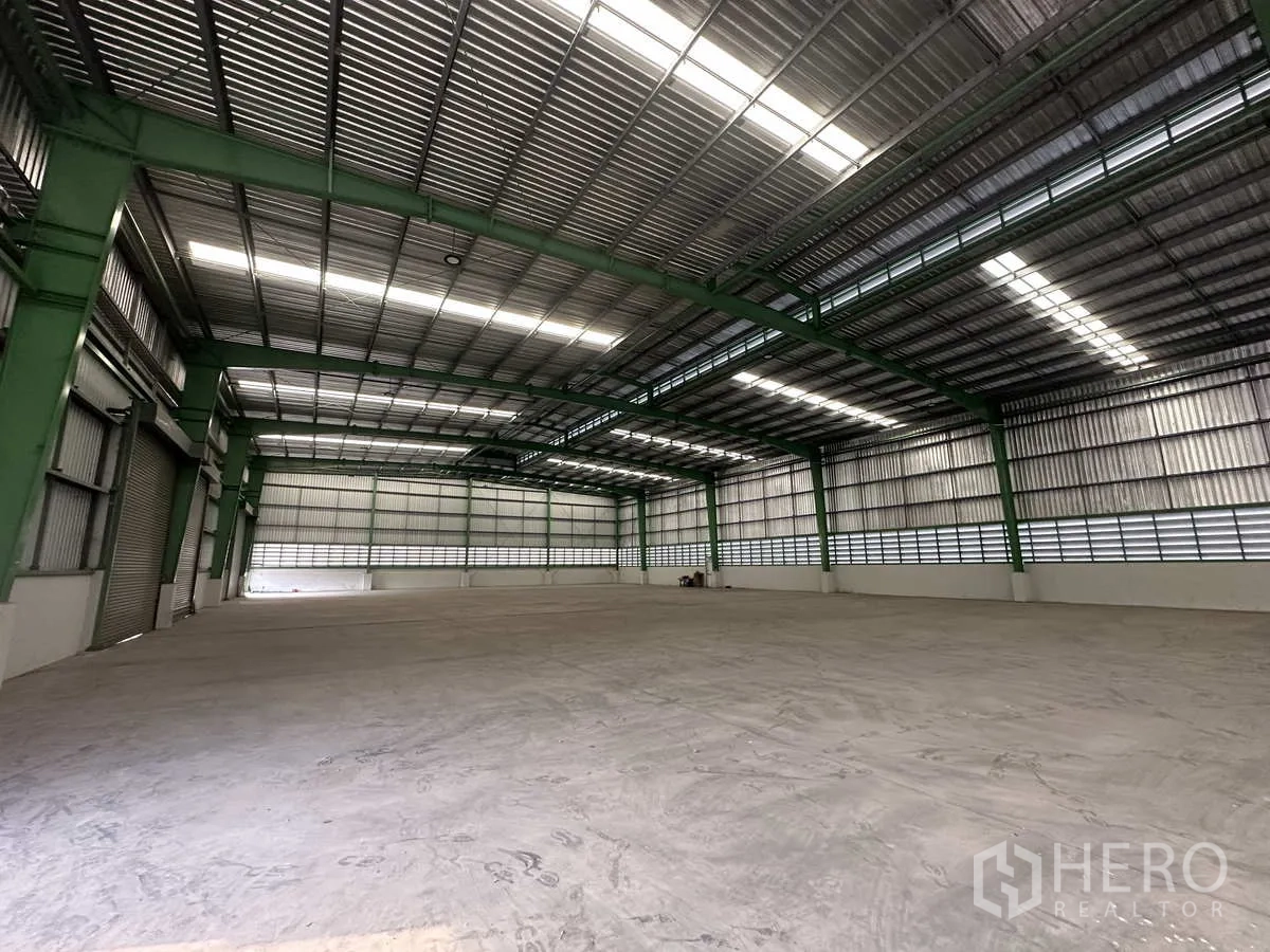 工厂 出租在Mueang Samut Prakan, Samut Prakan - 生产大厅内部，钢结构高跨屋顶，天窗采光，强化混凝土地面。