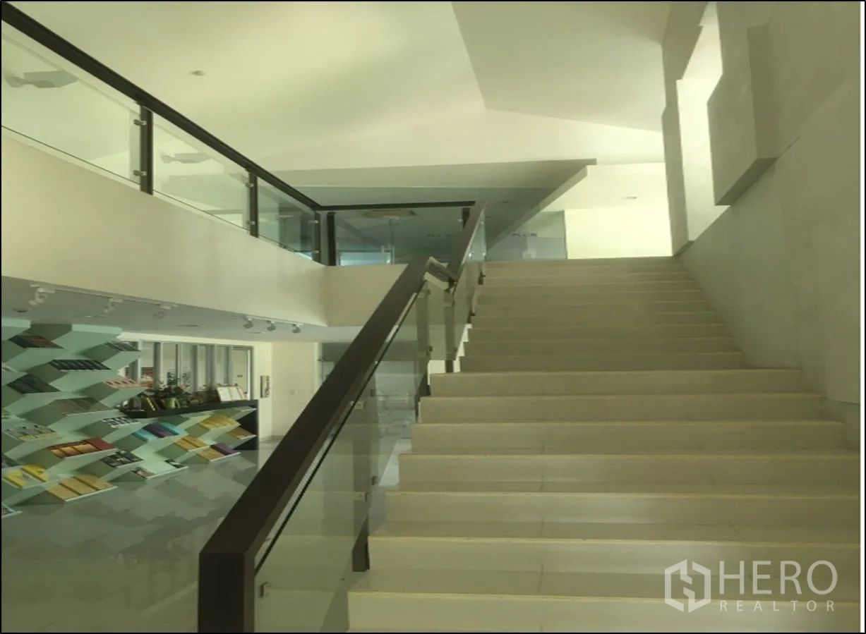 โรงงาน ขายในMueang Samut Sakhon, Samut Sakhon - บันไดราวกระจก ข้างผนังโชว์สินค้า ขึ้นสู่ออฟฟิศชั้นบน