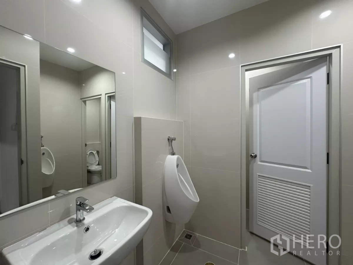 โรงงาน ให้เช่าในBang Phli, Samut Prakan - ห้องน้ำปูกระเบื้องสะอาดพร้อมอ่างล้างมือ โถปัสสาวะ และห้องส้วม