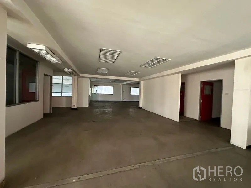 货栈 出租在Suan Luang, Bangkok - 开放空间配门窗，适合工位或储物区。