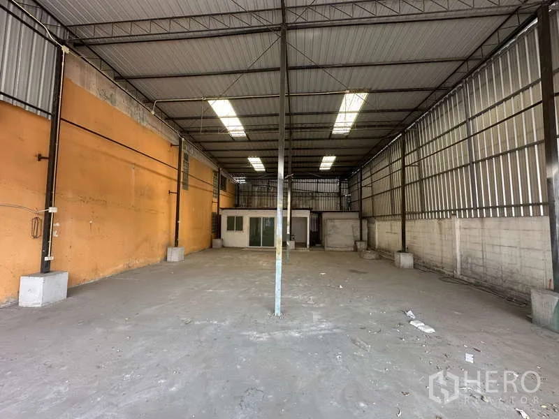 货栈 出租在Pak Kret, Nonthaburi - 次级库区，屋顶高，混凝土地面，后方带办公室房间。