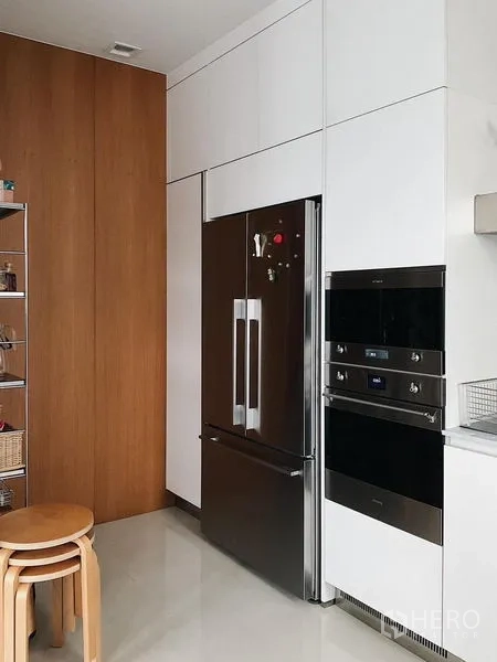 Detached House for sale in Bang Kapi, Bangkok - Kitchen corner with French-door refrigerator and stacked built-in ovens.