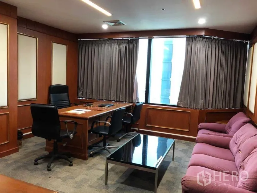 สำนักงาน ให้เช่าในRatchathewi, Bangkok - ห้องประชุมพร้อมโต๊ะ โซฟา หน้าต่างขนาดใหญ่มีผ้าม่าน และผนังตกแต่งลายไม้