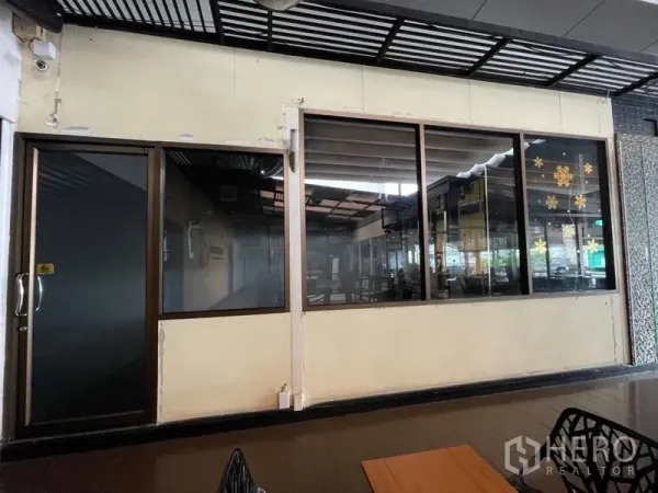 零售空间 出租 - 商场走廊内的店面外立面，大幅落地窗与推拉玻璃门。