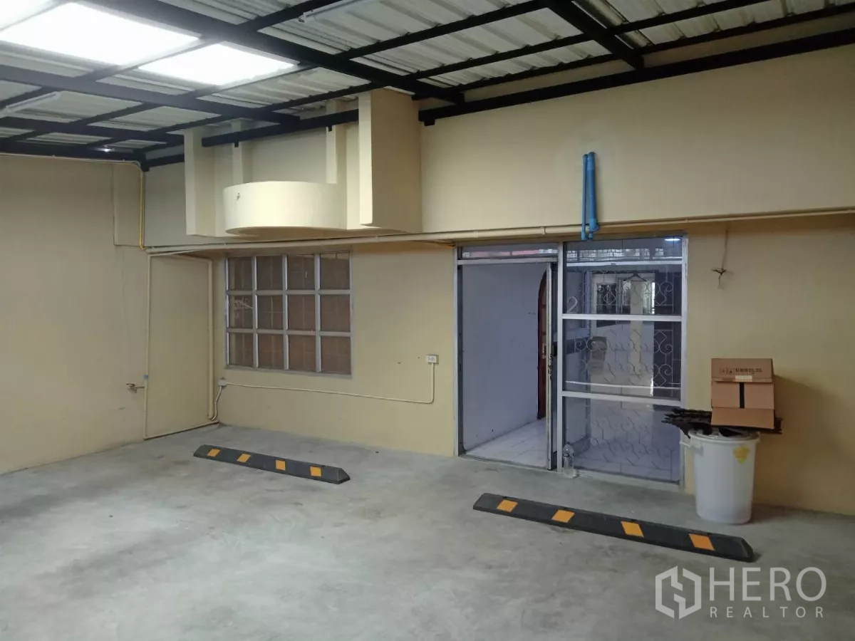 Detached House for rent in Phaya Thai, Bangkok - Covered parking bay with lighting and an entry door to the building.