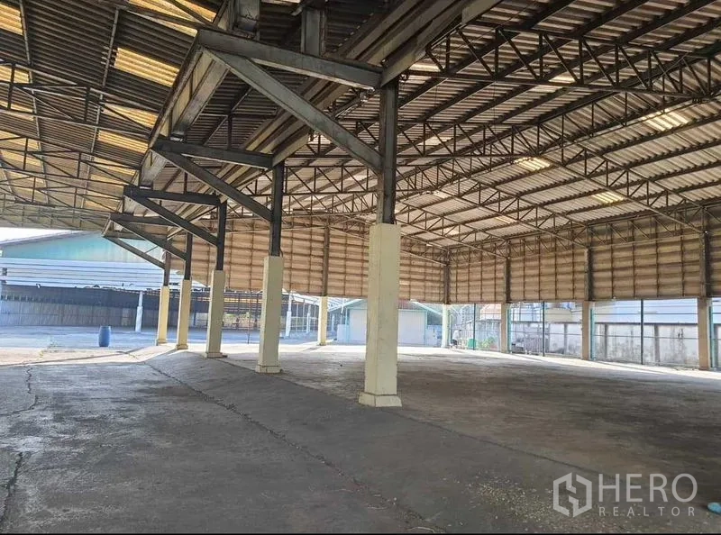 货栈 出租或出售在Mueang Pathum Thani, Pathum Thani - 仓库内部，钢结构大跨屋顶与良好采光的混凝土地面。