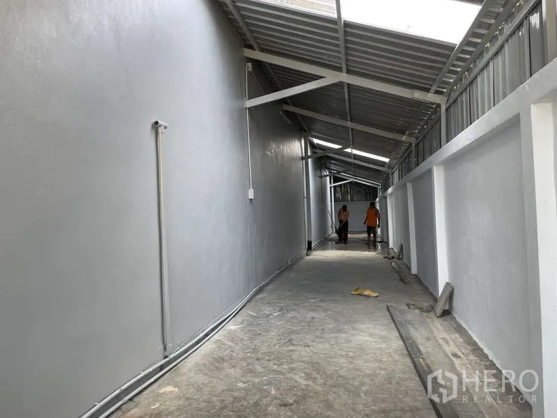 Factory for rent in Ban Phaeo, Samut Sakhon - Covered side corridor for loading and utilities along the warehouse.