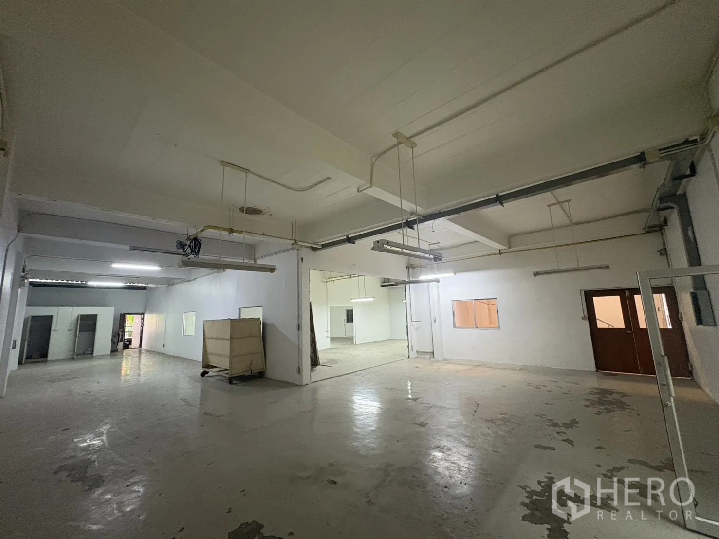 Warehouse for rent in Bang Phli, Samut Prakan - Spacious production area with smooth concrete floor and strip lighting.