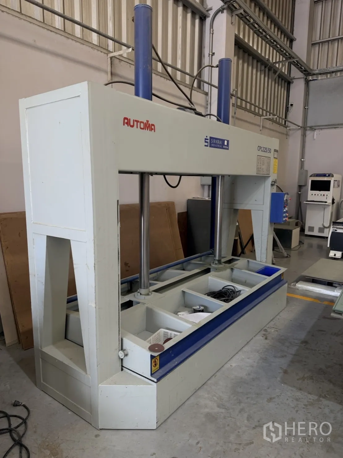 Factory for rent or sale in Lam Luk Ka, Pathum Thani - Large hydraulic press machine positioned on the shop floor.