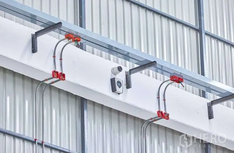 Factory for rent in Bang Phli, Samut Prakan - Warehouse wall with fire alarm conduits, smoke detector and wiring