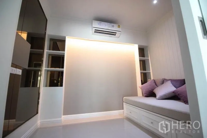 Detached House for rent or sale in Lat Phrao, Bangkok - Compact multipurpose room with built-in daybed, storage drawers, soft wall lighting and air conditioning.