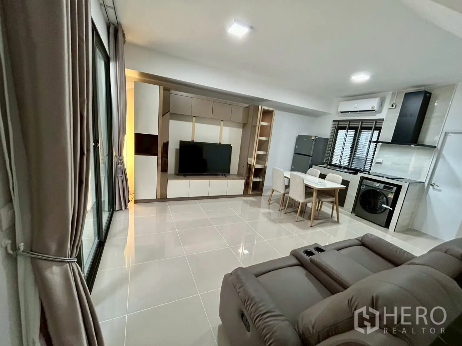 联排别墅 for rent in Bang Phli, Samut Prakan - 宽敞客餐厅，带电视墙、餐桌与厨房。