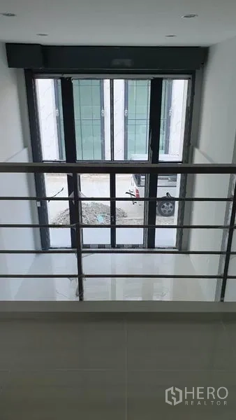 Home Office for rent in Suan Luang, Bangkok - Landing with metal railing overlooking a glass front entry, providing natural light.