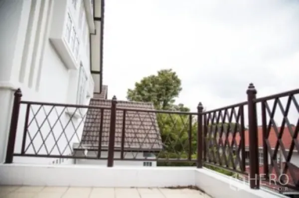 独立式住宅 出租在Khlong Toei, Bangkok - 开放阳台，菱格金属栏杆，眺望屋顶与树木景观。