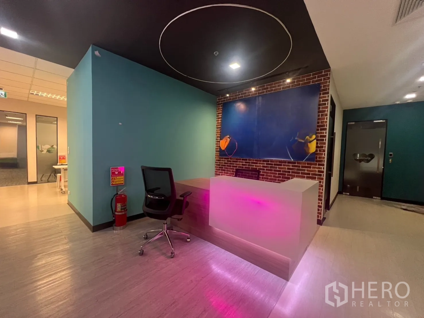 办公空间 出租在Huai Khwang, Bangkok - 曼谷 Huai Khwang 现代办公接待区，发光前台、砖纹墙面与玻璃门。