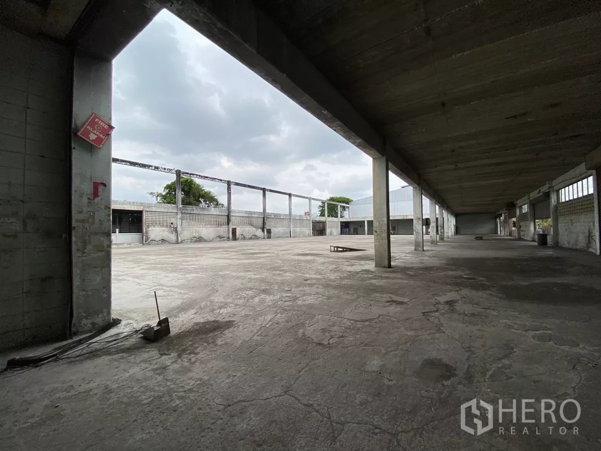 工厂 出售在Bang Phli, Samut Prakan - 混凝土屋盖下的半室内工作区，面向主院场。