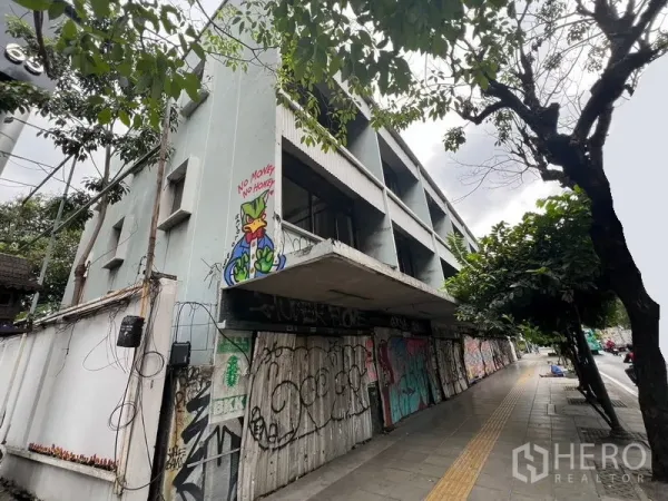 ที่ดิน ให้เช่าในWatthana, Bangkok - มุมตึกปิดร้างข้างทางเดินมีต้นไม้เรียงราย