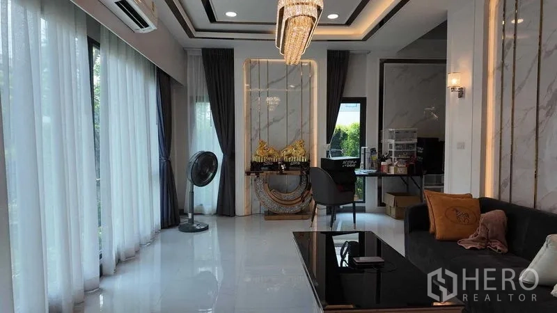 独立式住宅 出租或出售在Bang Na, Bangkok - 正式会客区，水晶吊灯与大理石装饰，可观花园景。