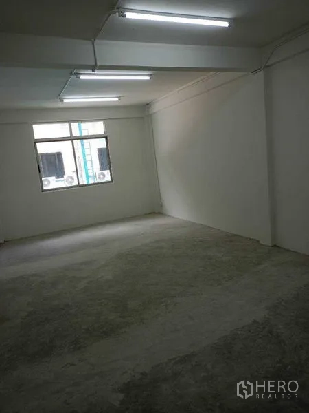 店屋 出租在Watthana, Bangkok - 上层宽敞房间，带窗户、水泥地和顶置灯管。
