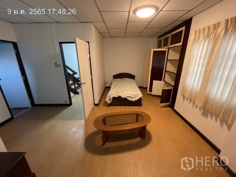 独立式住宅 出租在Khlong Toei, Bangkok - 卧室内有床与茶几，大窗配窗帘采光好。