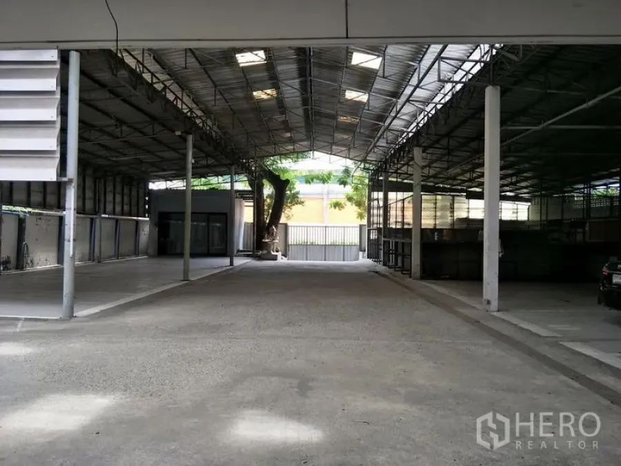 Retail Space for rent in Khlong Toei, Bangkok - Wide covered courtyard with steel truss roof, parking space and gated rear access.