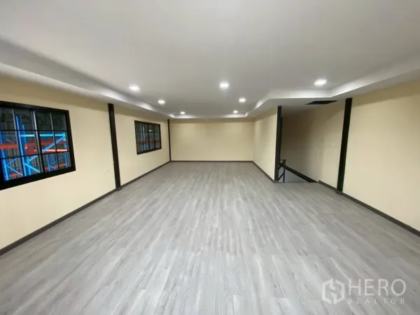 Warehouse for rent in Lam Luk Ka, Pathum Thani - Spacious upper-floor office with windows and ceiling lighting in an open-plan layout.