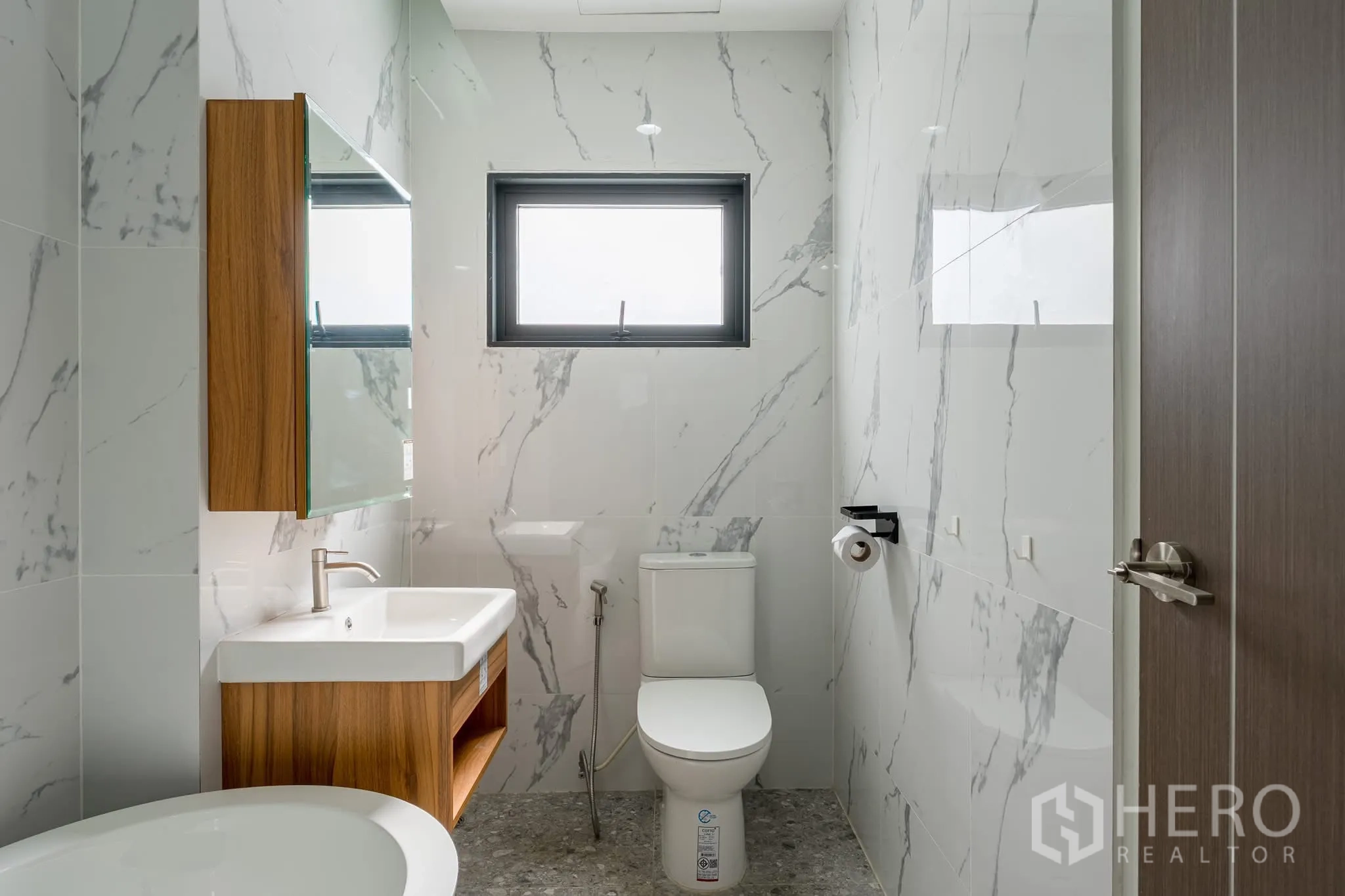 โฮมออฟฟิศ for rent in Khlong Toei, Bangkok - ห้องน้ำผนังลายหินอ่อน พร้อมตู้อ่างล้างหน้าบิวท์อินและหน้าต่าง