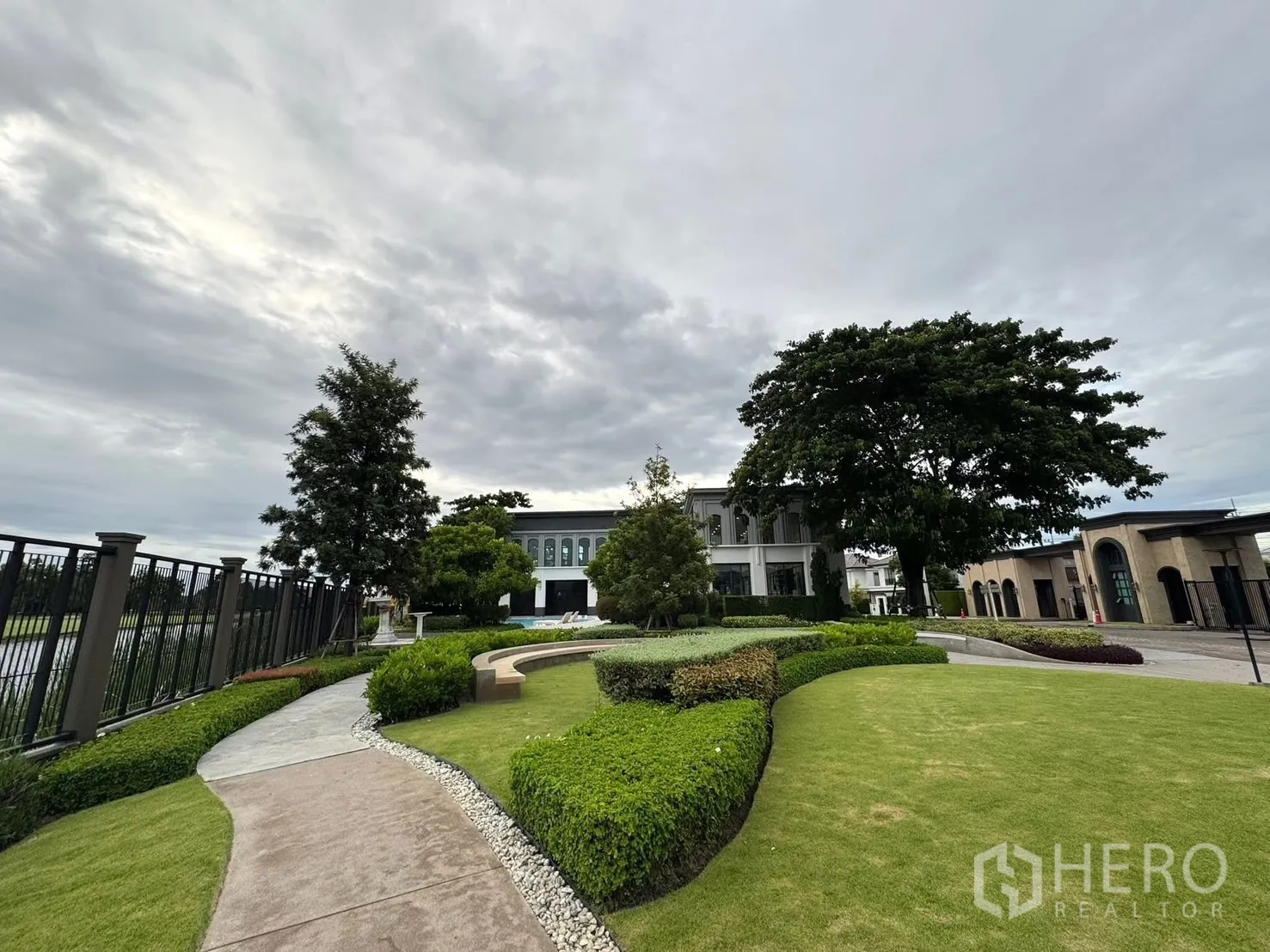 Detached House for sale in Mueang Pathum Thani, Pathum Thani - Landscaped path by the clubhouse overlooking the golf course.
