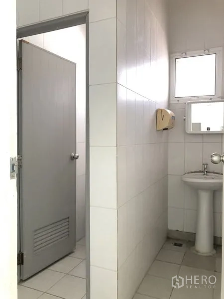 Warehouse for rent in Phra Nakhon Si Ayutthaya - Clean tiled restroom with sink and private stall.