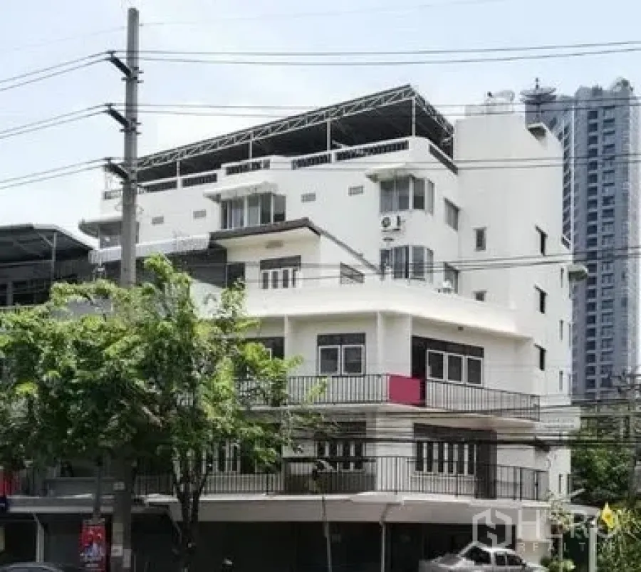 อาคารพาณิชย์ ให้เช่าในKhlong Toei, Bangkok - อาคารพาณิชย์มุมตึกหลายชั้นพร้อมระเบียงบนถนนคึกคักในกรุงเทพฯ