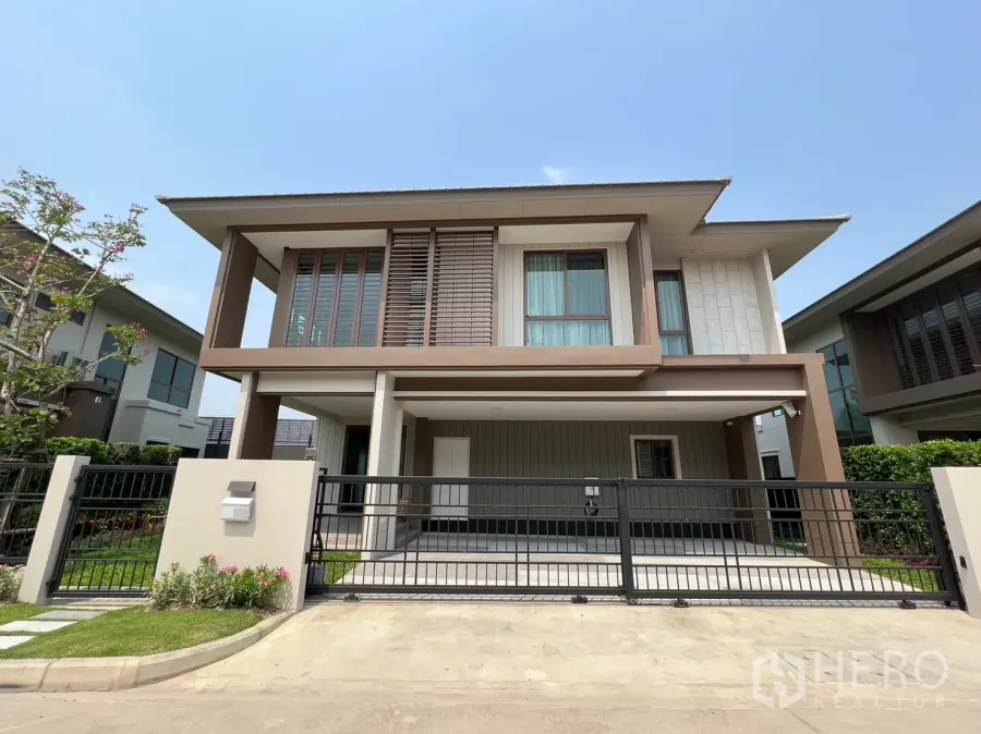 Detached House for rent in Bang Kapi, Bangkok - Modern two-storey detached house facade with gated driveway in Bang Kapi.