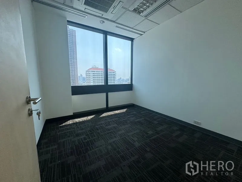 Office Space for rent in Khlong Toei, Bangkok - Compact office with city view and natural daylight.