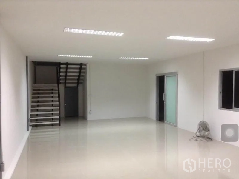 货栈 出租在Bang Kapi, Bangkok - 开放式室内空间，带楼梯、窗户与玻璃门，可作办公室或仓储使用。