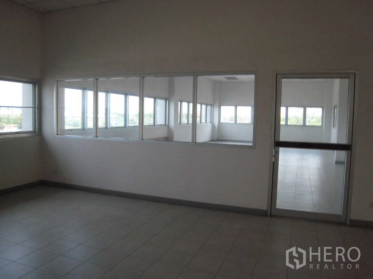 工厂 出租在Lat Lum Kaeo, Pathum Thani - 明亮的空办公室，带窗户和室内玻璃墙